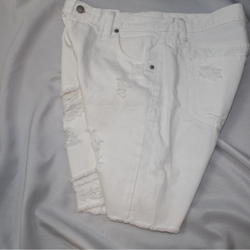 Mossimo Womens Low Rise Boyfriend Denim White Jean Distress Shorts 6/28 - Picture 4 of 5